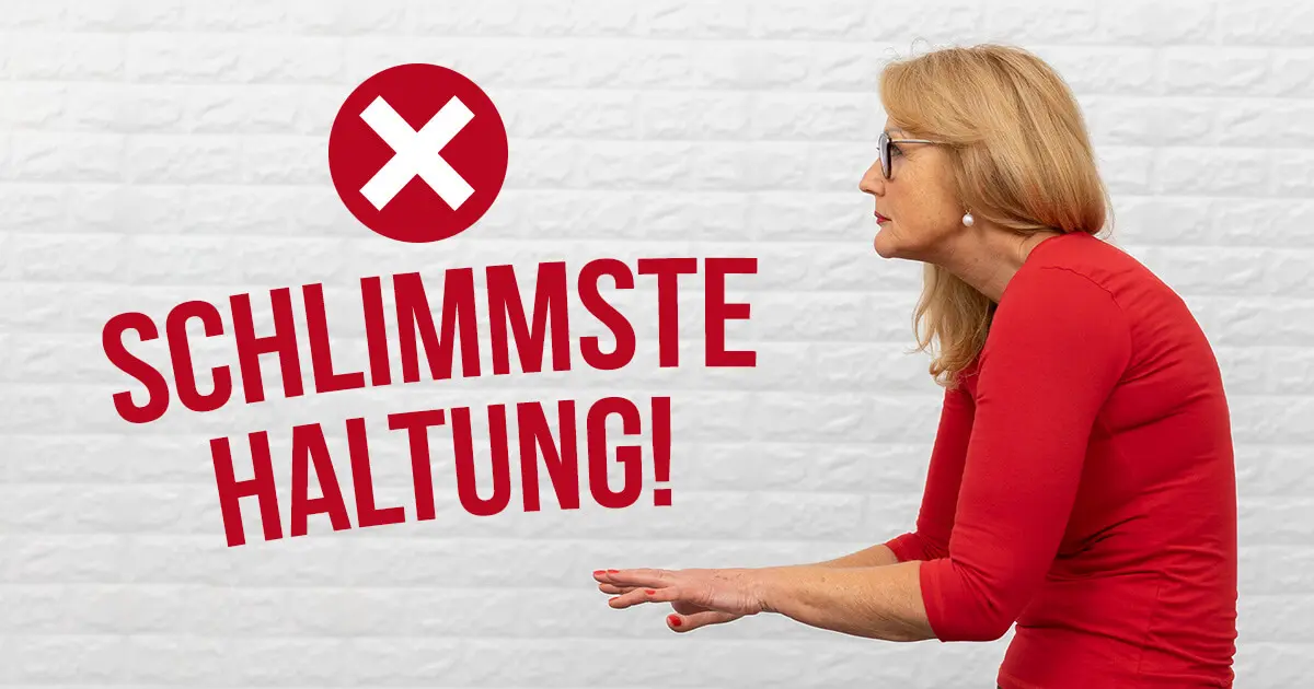 Eine Frau sitzt mit gekrümmten Rücken nach vorne gebeugt.