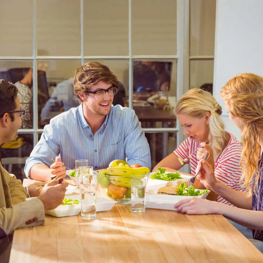 Alternierendes Fasten erlaubt dir auch abends gemeinsam mit Freunden und Familie ins Restaurant zu gehen