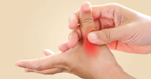 Zu sehen ist eine Hand mit abgespreizten Fingern, deren Daumen von der anderen Hand gehalten wird. Dieservon Rhizarthrose betroffene Daumen ist rot hervorgehoben.