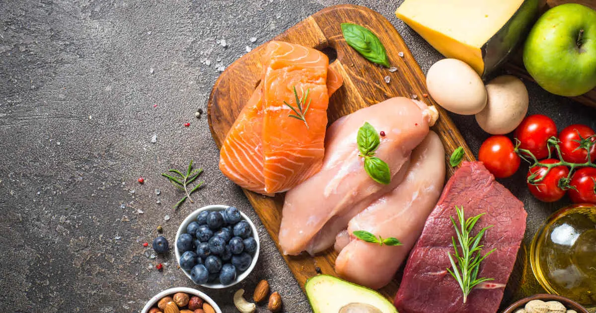 Zu sehen sind vor allem Fleisch und Fisch, Eier, Käse, Nüsse und Avocado. Fetthaltige Lebensmittel, die bei einer Low-carb-Ernährung verzehrt werden.