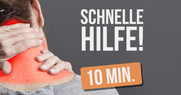 Mann hält sich den Nacken vor Schmerzen und sucht nach Hilfe