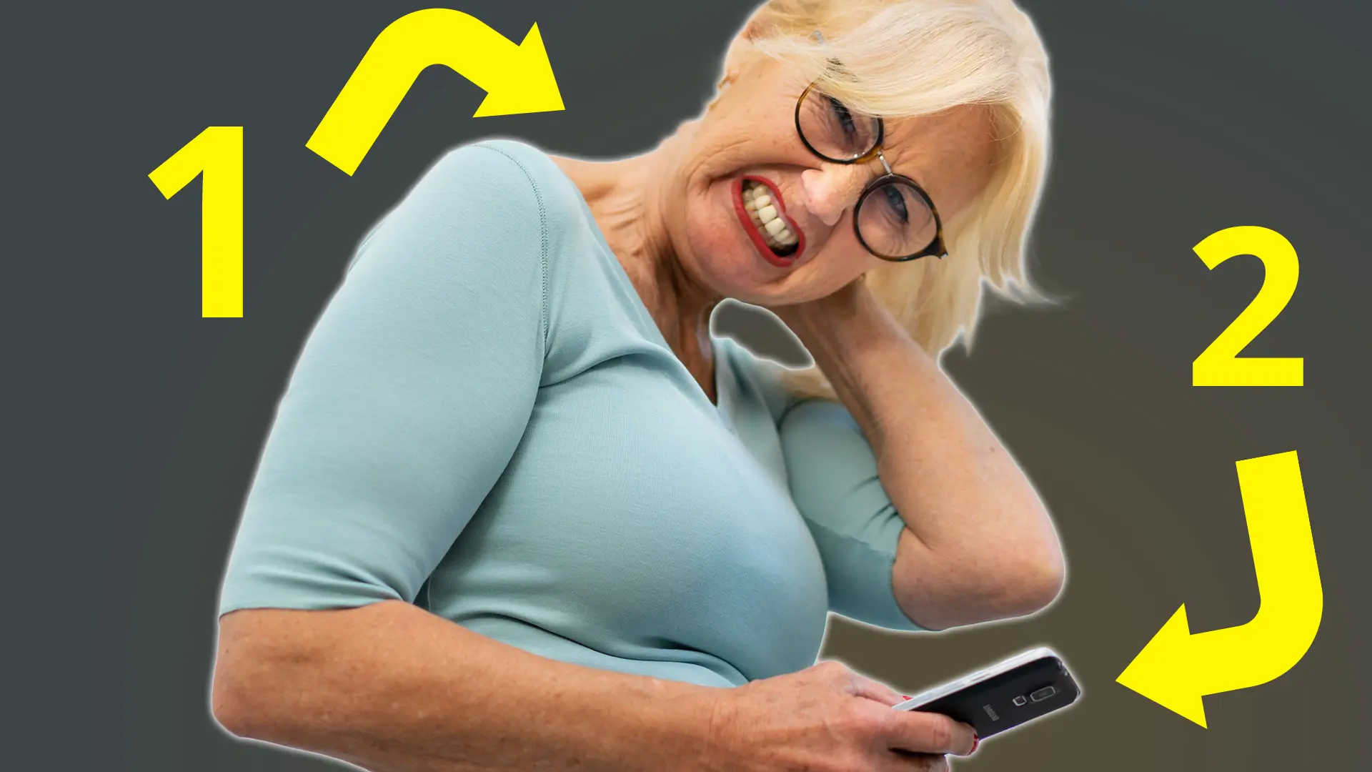 Eine Frau hält sich mit schmerzverzerrtem Gesicht den Nacken und schaut in die Kamera. In einer Hand hält sie ein Smartphone.