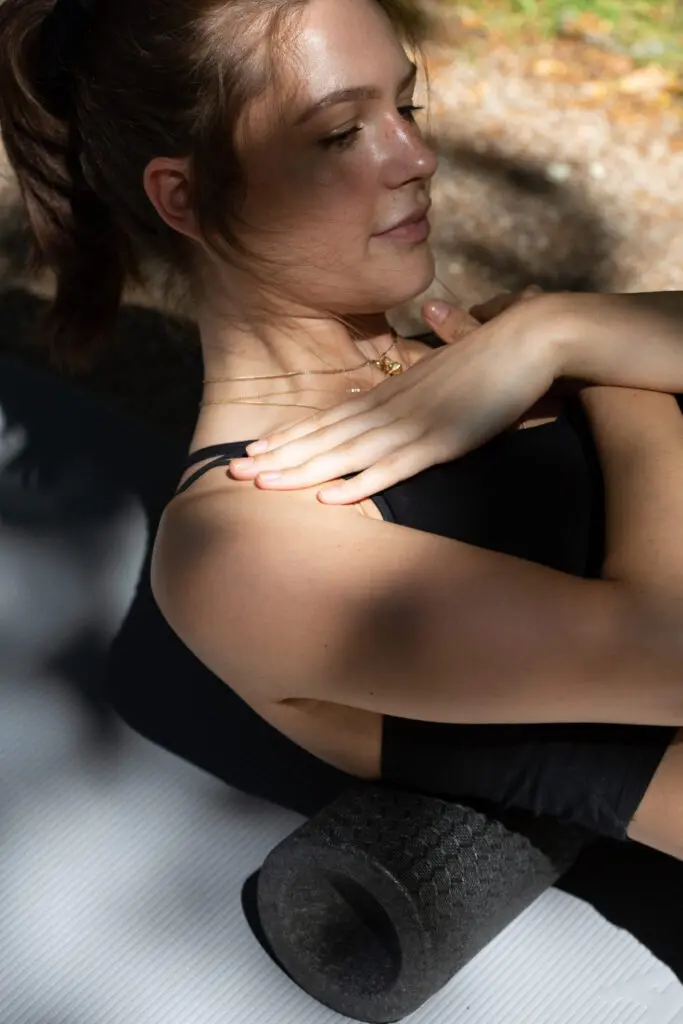Frau bei einer Faszien-Rollmassage mit der Maxi-Rolle von Liebscher & Bracht, die dank Umlaufrille die Wirbelsäule schont