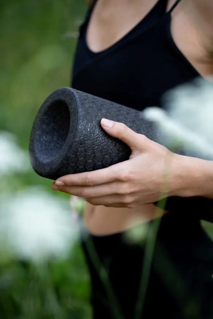 Frau berührt die weiche Oberfläche der Maxi-Rolle von Liebscher & Bracht