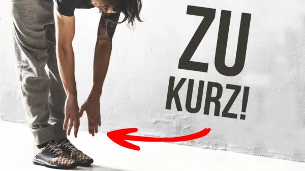 Ein Mann beugt sich nach vorne zu den Zehen mit gestreckten Armen