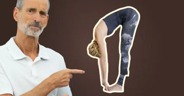 Schmerzspezialist Roland Liebscher-Bracht zeigt mit seinem Finger auf eine Frau, die ihre Fußspitzen berührt