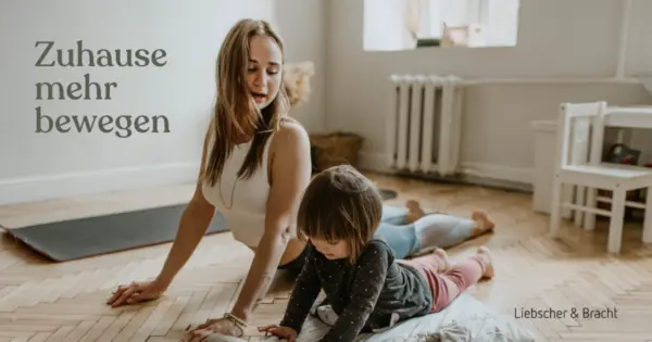 Eine Frau und ein Mädchen machen nebeneinander auf dem Fußboden Yoga.