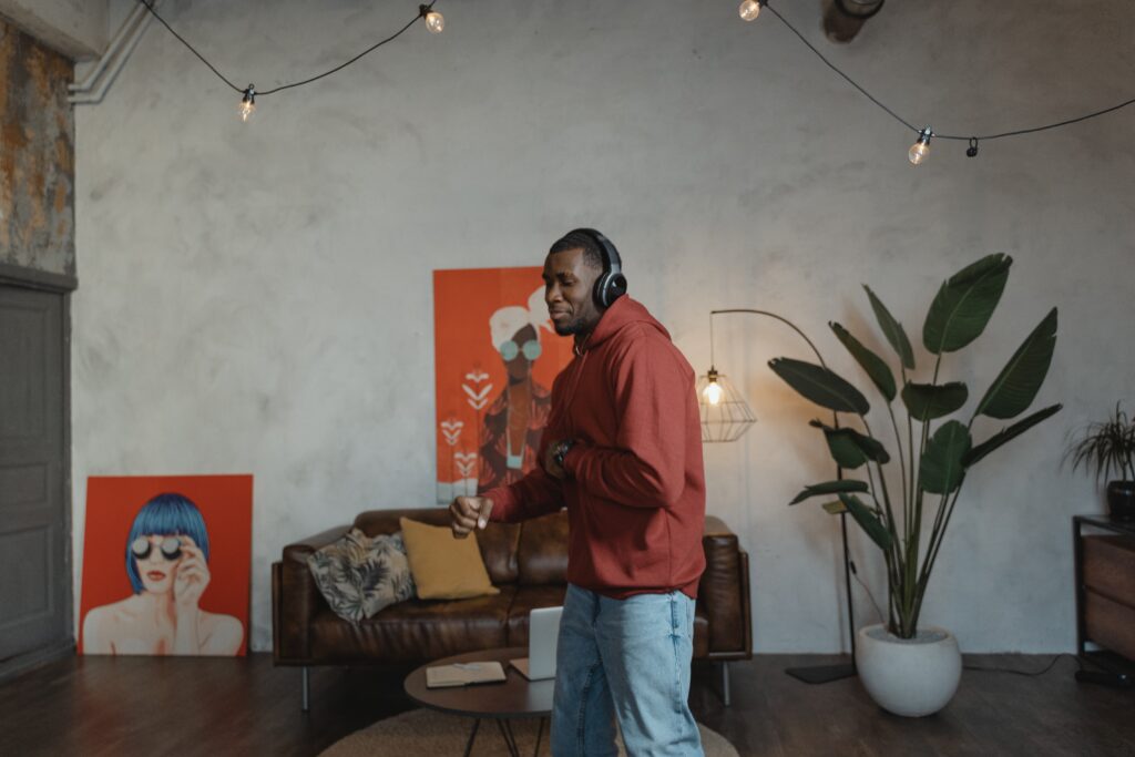 Ein Mann hat Kopfhörer auf und tanzt.