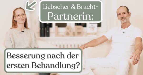 Jana Keukenbrink und Schmerzspezialist Roland Liebscher-Bracht sitzen in einer Interview-Situation auf dem Sofa