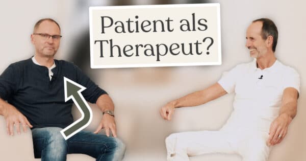 Jörg Kilian und Roland Liebscher-Bracht sitzen in einer Interview-Situation nebeneinander