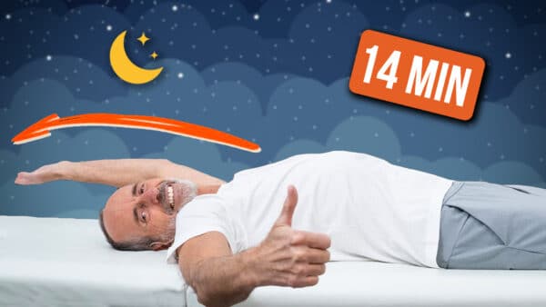 Ein Mann liegt auf einer Liege und macht einen Daumen nach oben.