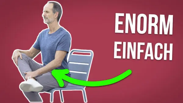 Ein Mann sitzt auf einem Stuhl und zieht ein Knie zu sich ran.