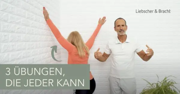 Eine Frau lehnt sich mit gestreckten Armen an eine Wand, daneben steht ein Mann, der etwas erklärt.