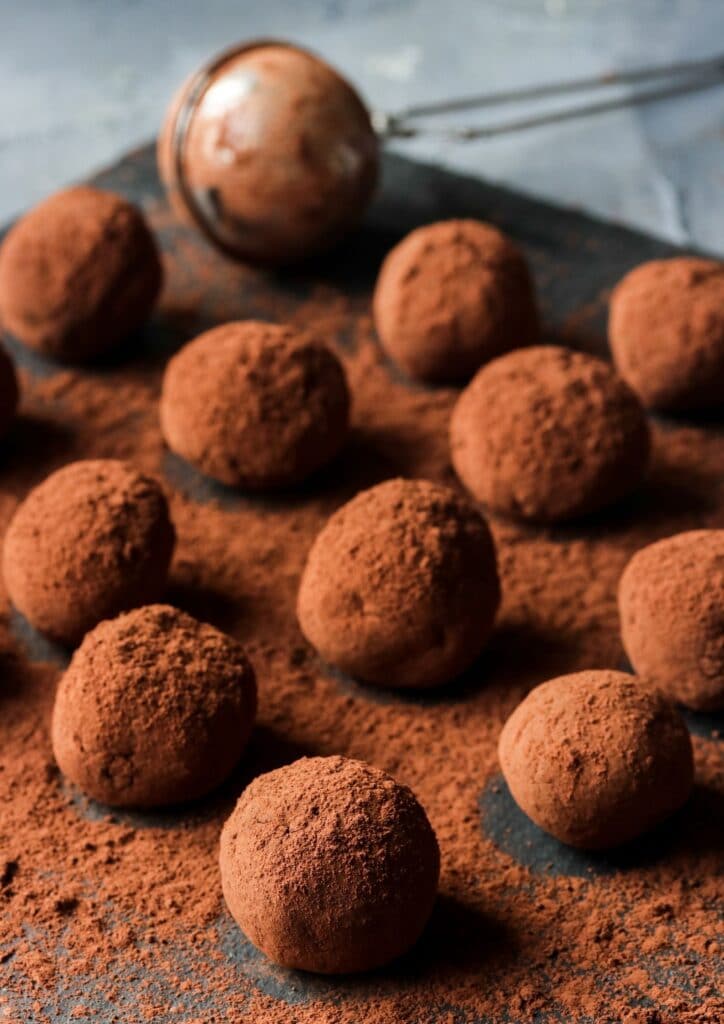 Schokoladentrüffel mit Kakaopulver.