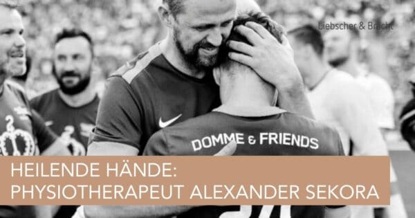 Ein Mann umarmt einen Fußballspieler, darunter ein Schriftzug.