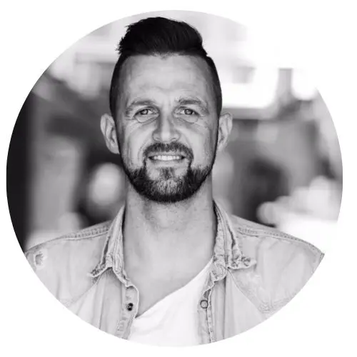 Ein Mann schaut in die Kamera und lächelt.