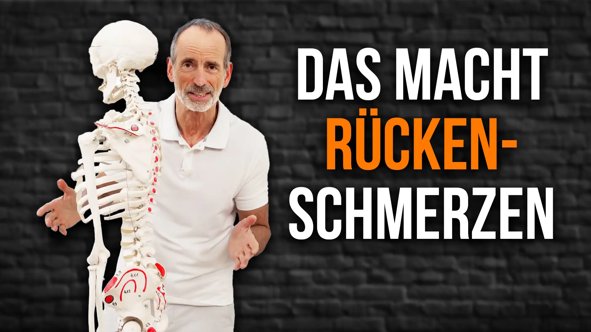 Ein Mann steht hinter einem Modell-Skelett und hat beide Hände fragend geöffnet