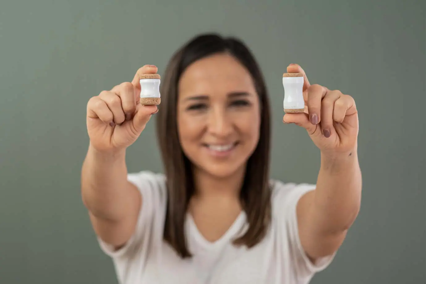 Eine junge Frau hält die Kieferretter von Liebscher & Bracht in unterschiedlichen Größen lächelnd in die Kamera.