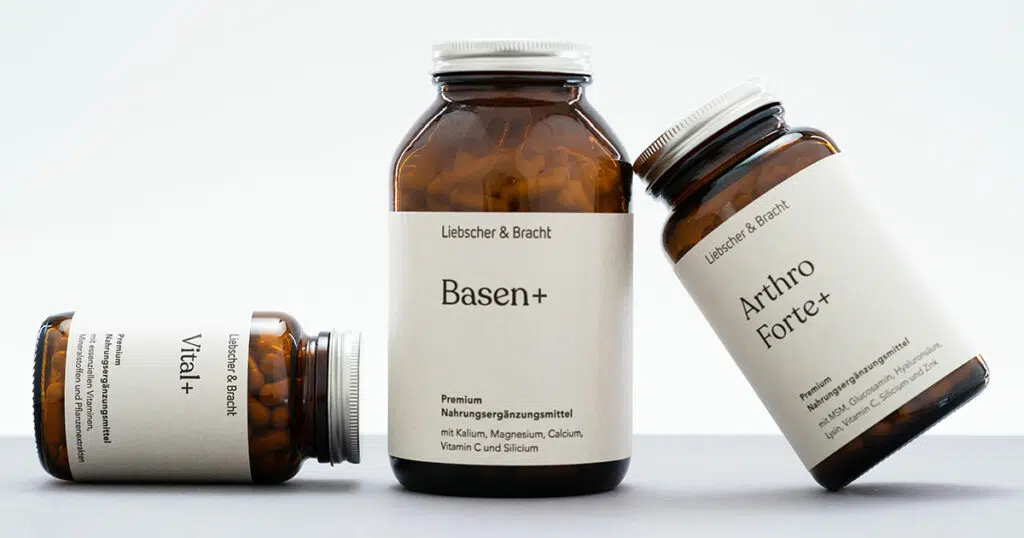 Zu sehen sind drei Braunglasflaschen mit den Nahrungsergänzungsmitteln Vital+, Basen+ und Arthro Forte+ mit Verpackungen vor weißem Hintergrund.