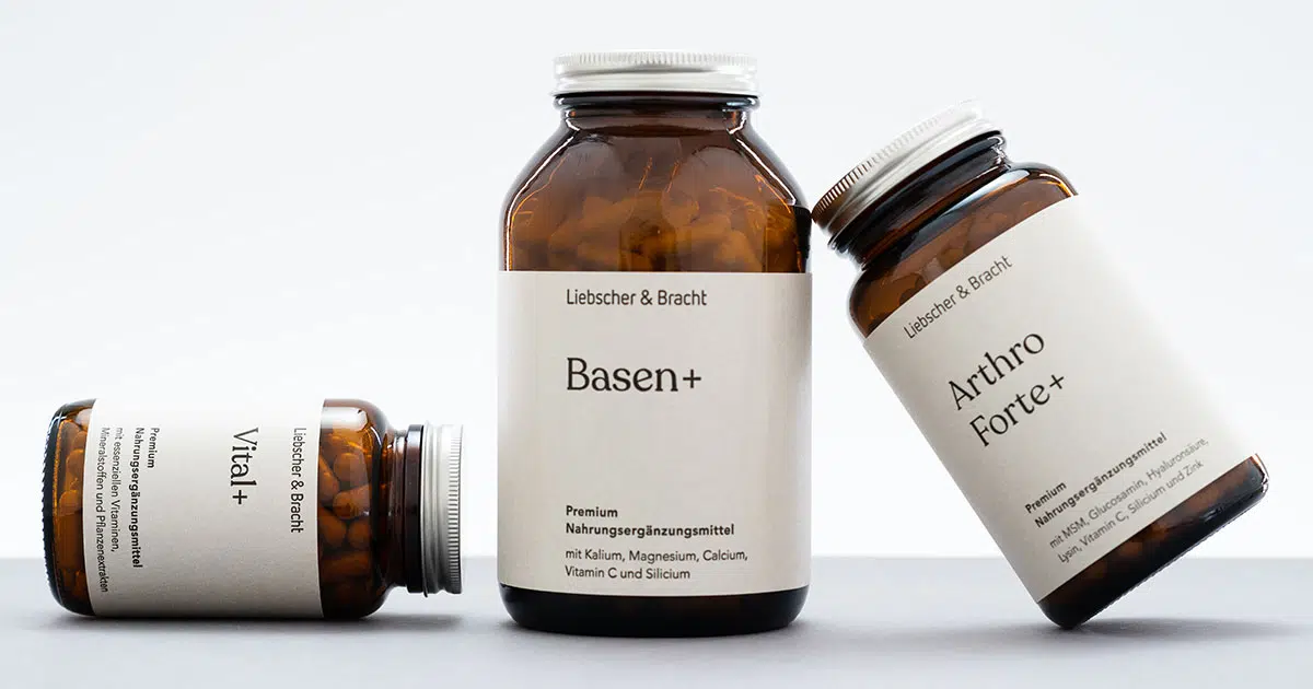 Zu sehen sind drei Braunglasflaschen mit den Nahrungsergänzungsmitteln Vital+, Basen+ und Arthro Forte+ mit Verpackungen vor weißem Hintergrund.