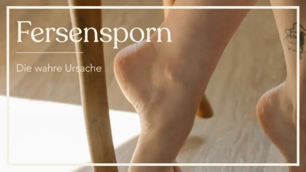 Man sieht zwei nackte Füße an einem Stuhlbein aus Holz. Die Ferse des einen Fußes steht im Fokus gemäß dem Titel „Fersensporn. Die wahre Ursache.