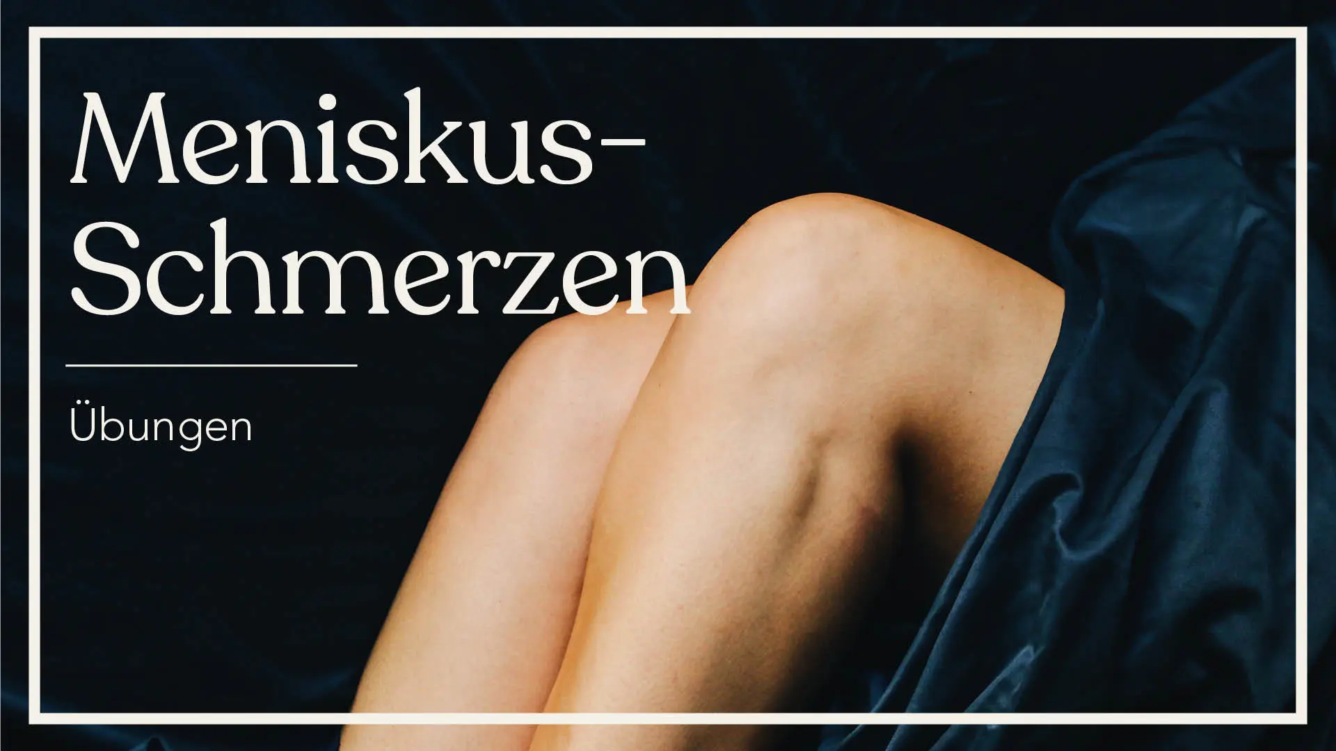 Vor schwarzem Hintergrund sieht der Betrachter die nackten Schienbeine und Knie einer Frau. Dabei scheint ein schwarzer Satin-Stoff die Nacktheit ihrer oberen Beine zu verdecken. Es geht um Übungen bei Meniskus-Schmerzen, wie ein weißer Schriftzug auf dem Bild vermittelt.