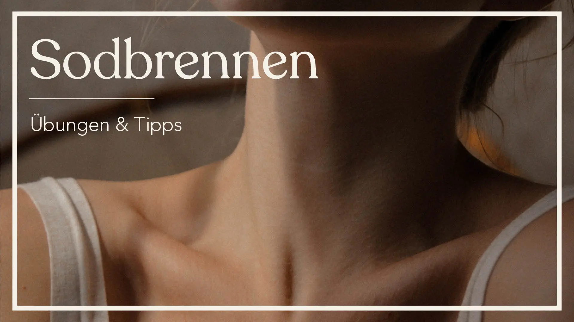Der Betrachter schaut direkt auf die Kehle einer jungen Frau. Ihr Schlüsselbein ist dabei deutlich zu sehen sowie die hellen Träger ihres Oberteils, die auf der Schulter liegen. In Weiß steht auf dem Bild: „Sodbrennen. Übungen & Tipps."