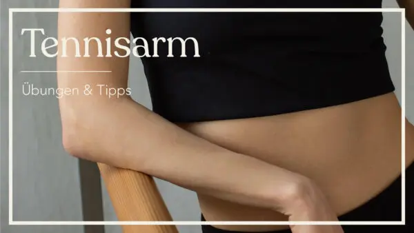 Eine Frau in schwarzer Sport-Kleidung lehnt lässig gegen eine Holz-Stange. Dabei legt sie ihren linken Ellenbogen auf der Stange ab. „Tennisarm. Übungen & Tipps