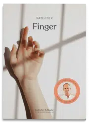 Schmerzfrei-Ratgeber von Liebscher & Bracht zum Thema Fingerschmerzen. Ein Unterarm und eine Hand, die einen Ring trägt, sind zu sehen.