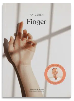 Schmerzfrei-Ratgeber von Liebscher & Bracht zum Thema Fingerschmerzen. Ein Unterarm und eine Hand, die einen Ring trägt, sind zu sehen.