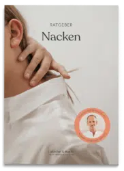 Schmerzfrei-Ratgeber von Liebscher & Bracht zum Thema Nackenschmerzen. Eine Frau in weißer Bluse berührt mit einer Hand seitlich ihren Nacken.
