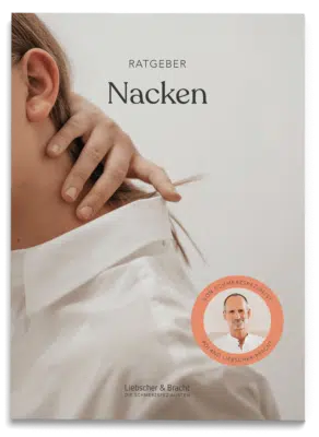 Schmerzfrei-Ratgeber von Liebscher & Bracht zum Thema Nackenschmerzen. Eine Frau in weißer Bluse berührt mit einer Hand seitlich ihren Nacken.