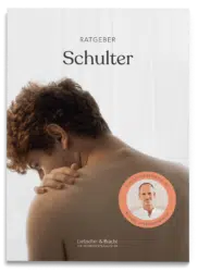 Schmerzfrei-Ratgeber von Liebscher & Bracht zum Thema Schulterschmerzen. Der Rücken eines Mannes ist zu sehen, der mit einer Hand seine Schulter berürt und zur Seite sieht.