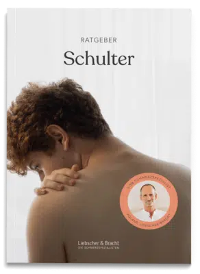 Schmerzfrei-Ratgeber von Liebscher & Bracht zum Thema Schulterschmerzen. Der Rücken eines Mannes ist zu sehen, der mit einer Hand seine Schulter berürt und zur Seite sieht.