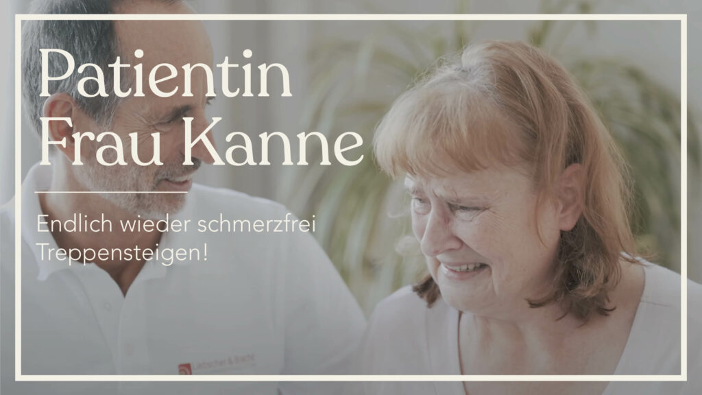 Im Hintergrund wendet sich Roland Liebscher-Bracht einer älteren emotional bewegten Frau zu. Auf dem Bild steht: Patientin Frau Kane - Endlich wieder schmerzfrei Treppensteigen!