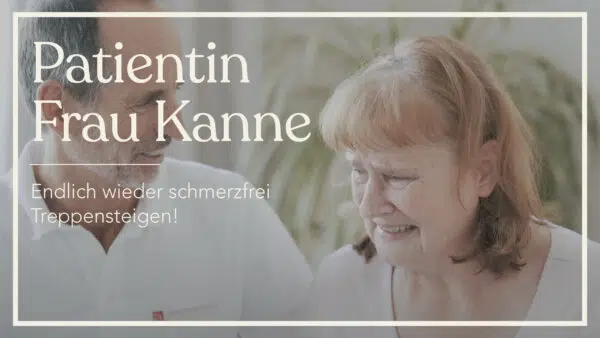 Im Hintergrund wendet sich Roland Liebscher-Bracht einer älteren emotional bewegten Frau zu. Auf dem Bild steht: Patientin Frau Kane - Endlich wieder schmerzfrei Treppensteigen!