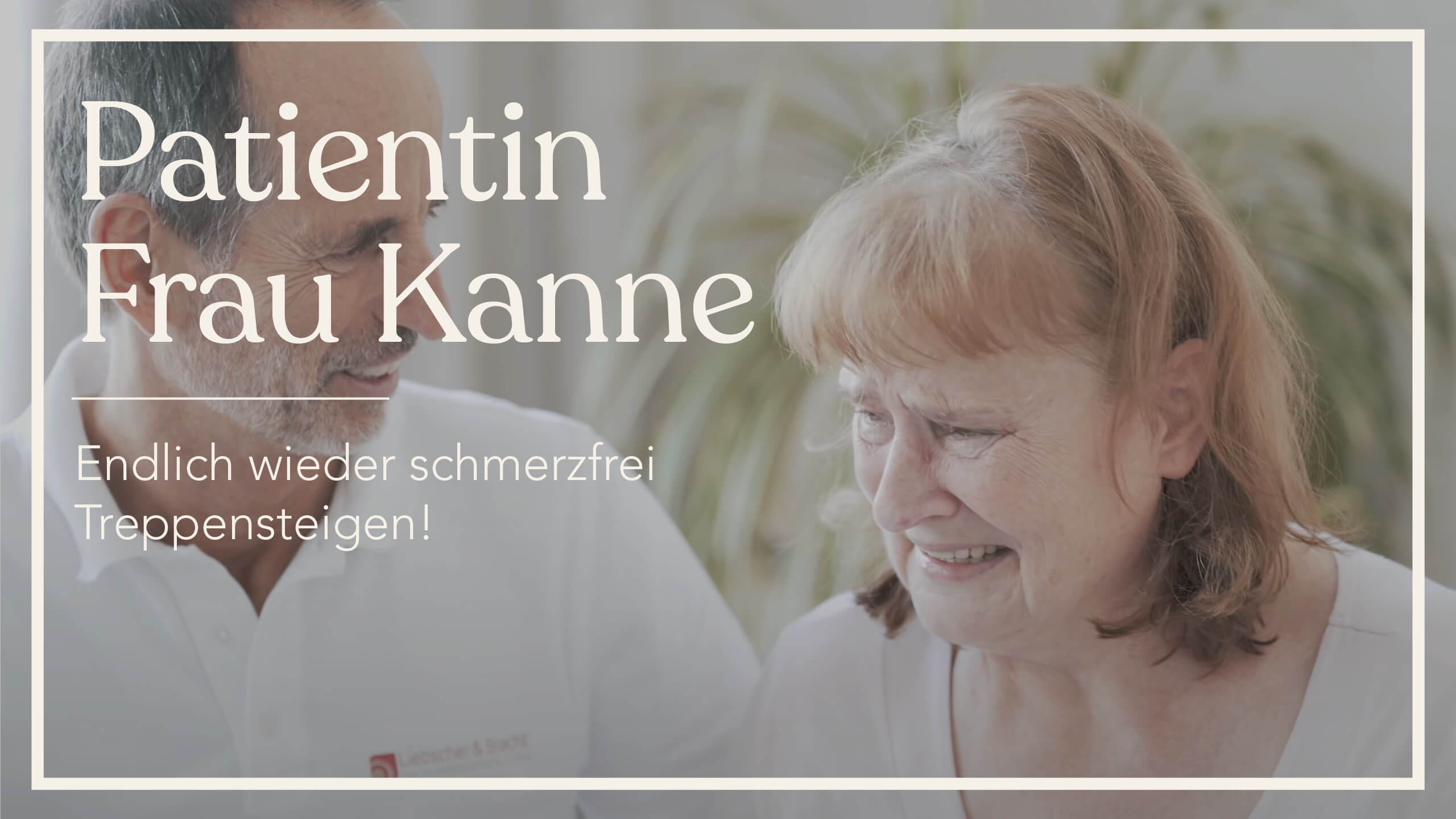 Im Hintergrund wendet sich Roland Liebscher-Bracht einer älteren emotional bewegten Frau zu. Auf dem Bild steht: Patientin Frau Kane - Endlich wieder schmerzfrei Treppensteigen!