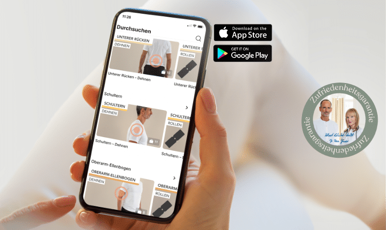Eine Person hält ein Mobiltelefon in der Hand, auf der die Liebscher & Bracht App zu sehen ist.
