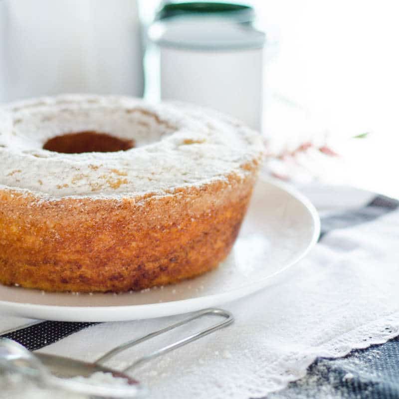Ein basischer Rührkuchen mit Puderzucker ist abgebildet