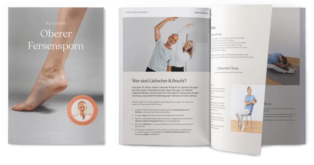 Der Liebscher&Bracht Ratgeber zum Thema Fersensporn ist zu sehen - links auf der Titelseite sind Fuß und Hand zu sehen. Rechts sieht man einen Einblick in das PDF und ein Foto von Roland Liebscher-Bracht und Petra Bracht.