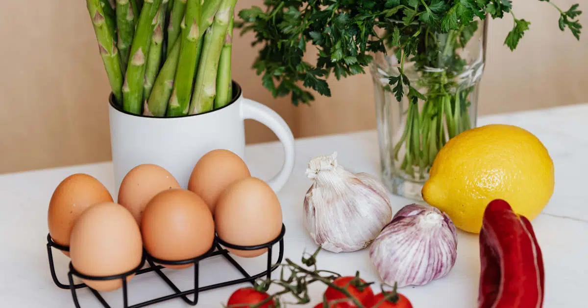 abgebildet sind pflanzliche Lebensmittel und sechs Eier.