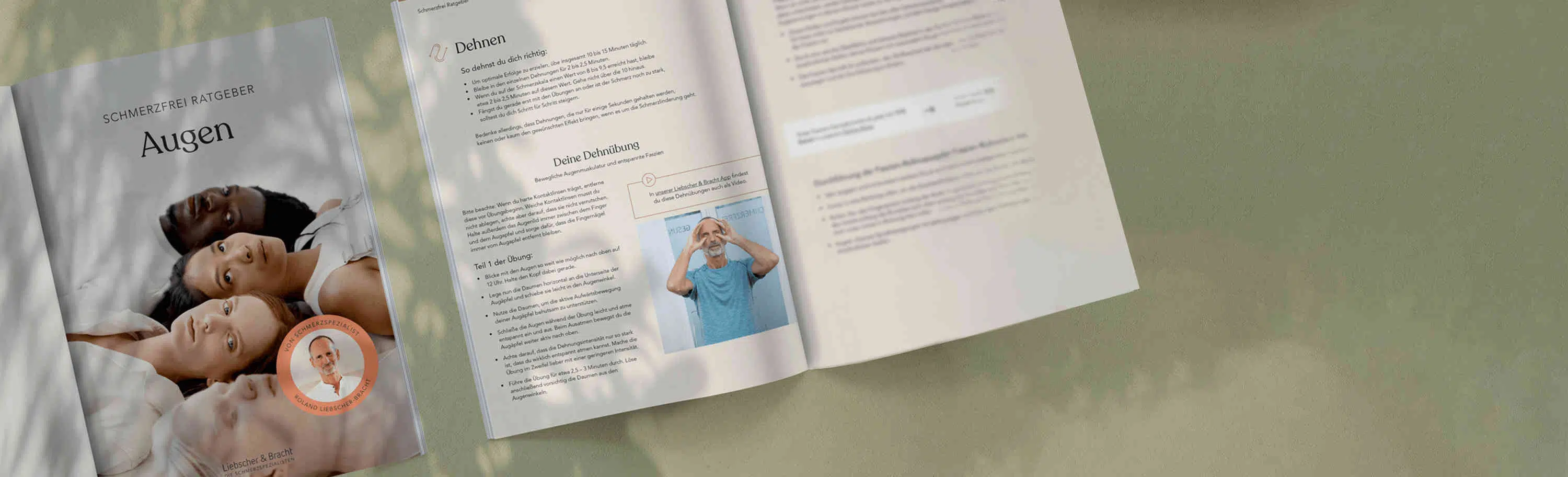 Der Ratgeber gegen Augenschmerzen liegt aufgeschlagen auf einer grünen Fläche.