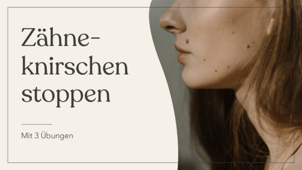 In der linken Bildhälfte steht dieser Text: Zähneknirschen stoppen. In der rechten Bildhälfte sieht man den Kiefer und die angespannte Kaumuskulatur einer Person, die mit den Zähnen knirscht.