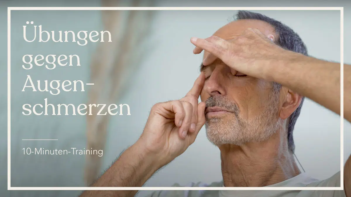 Zu sehen ist ein Bildausschnitt aus dem Video: Roland übt die seitliche Augendehnung. In weißen Buchstaben steht auf dem Titelbild: Übungen gegen Augenschmerzen – 10-Minuten-Training