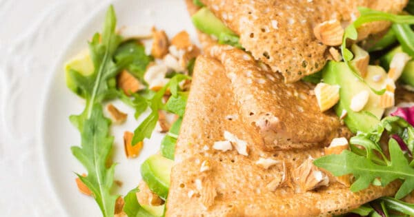 Zu sehen sind Pfannkuchen aus Kichererbsenmehl mit Salat auf dem Teller