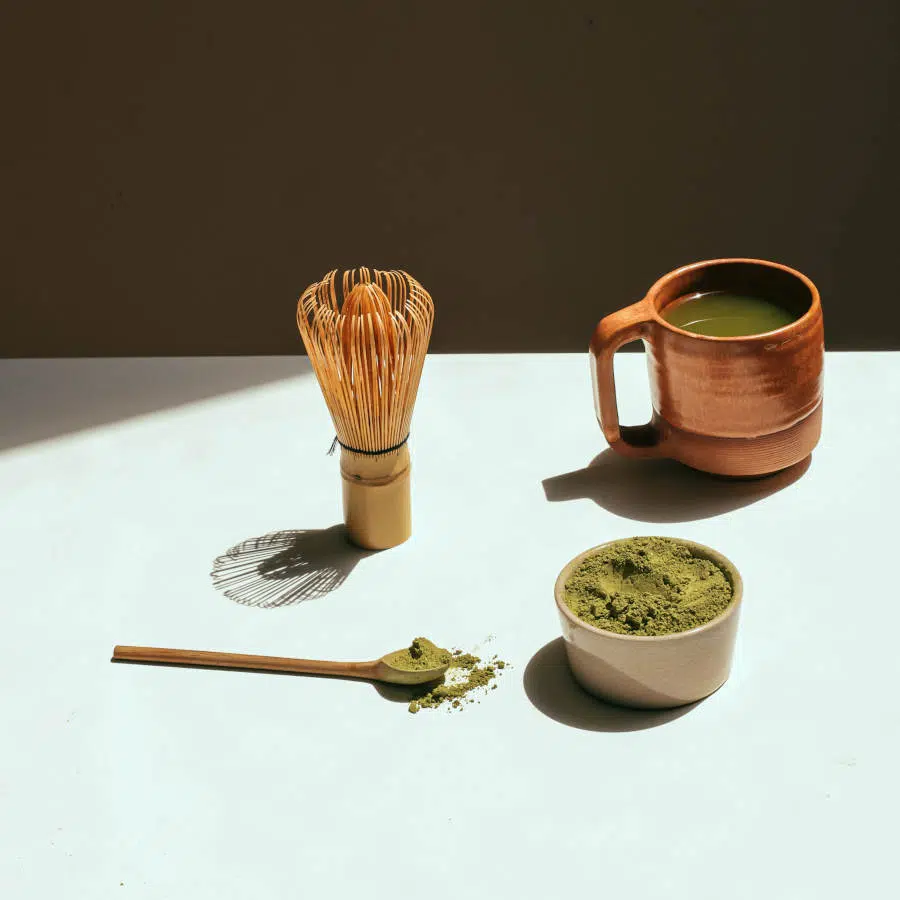 Ein Matcha-Set mit Besen, Schale, Dosierlöffel und Tasse ist abgebildet.