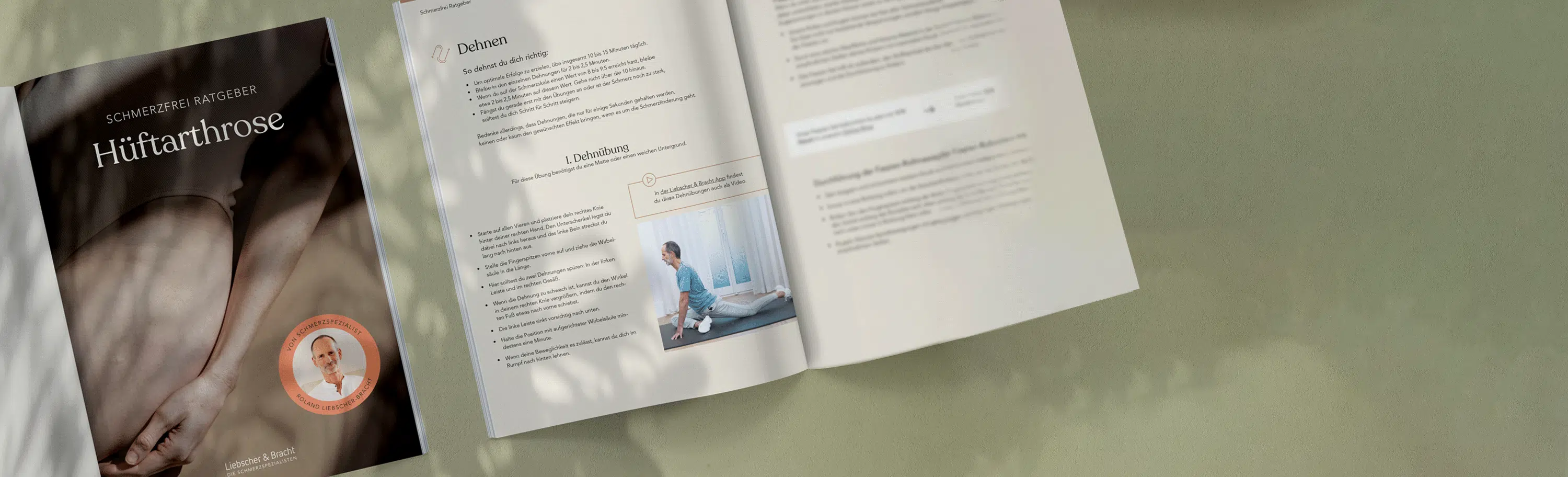 Der Ratgeber gegen Hüftarthrose (auch Coxarthrose) liegt aufgeschlagen auf einem grünen Hintergrund. Man sieht das Deckblatt, auf dem eine weibliche Hüfte abgebildet ist sowie eine Übungsseite, auf der Roland in einer Dehnungsposition zu sehen ist.