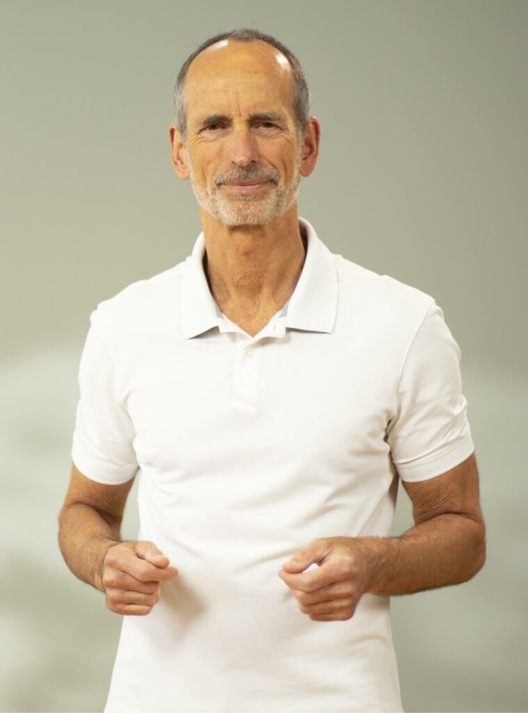 Roland Liebscher-Bracht in weissem T-Shirt
