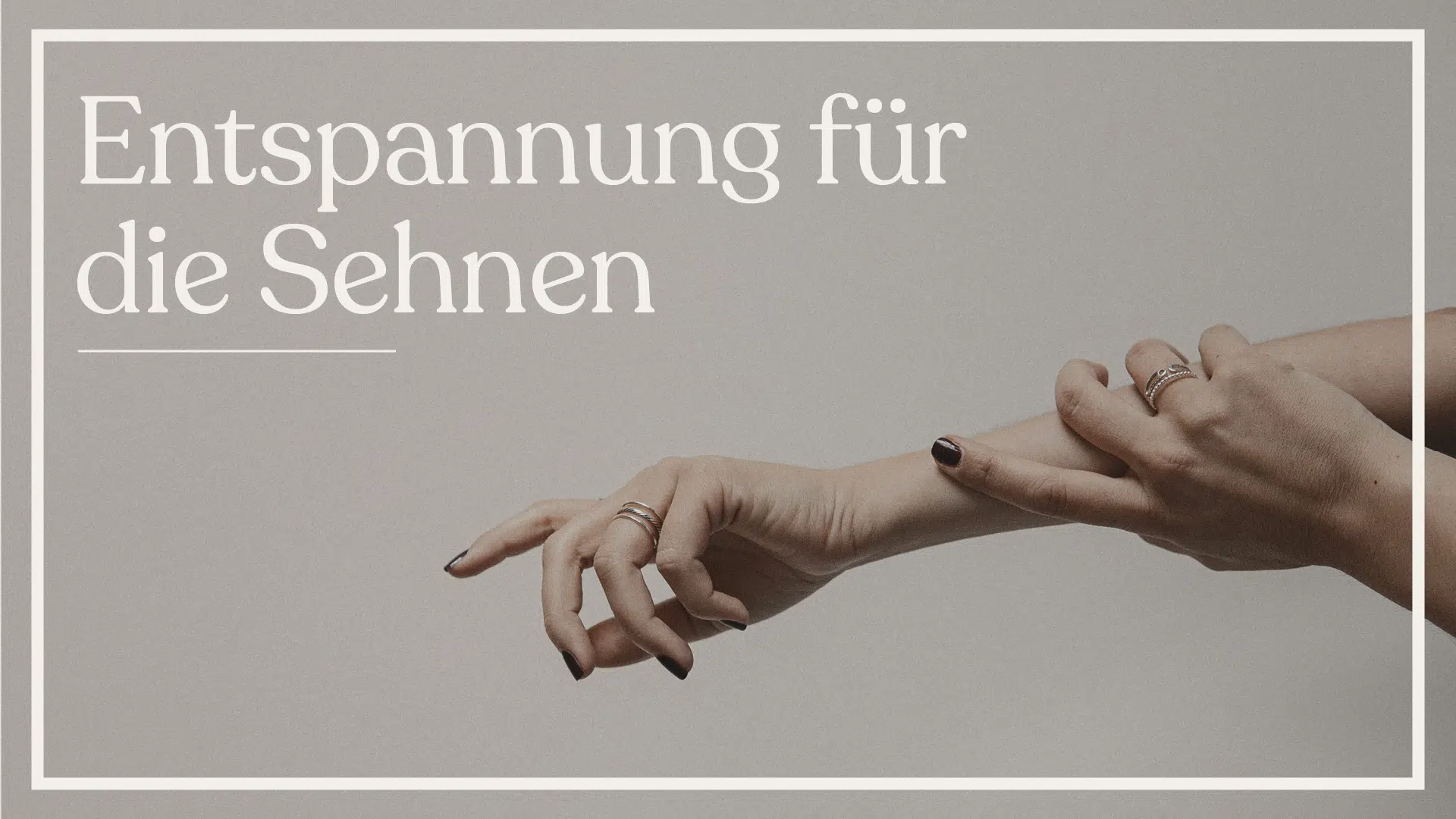 Entspannung für die Sehnen steht als Titel auf dem Bild. Von rechts kommen zwei nackte Hände ins Bild. Die Fingernägel sind lackiert und an zwei Fingern sind Ringe.