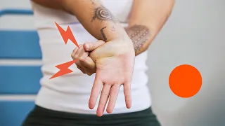 Auf dem Bild führt eine Person eine Dehnübung für den Daumen durch. Sie hält mit der linken Hand den rechten Daumen fest und zieht ihn in die Länge, sodass der Daumenmuskel am Ballen gedehnt wird.